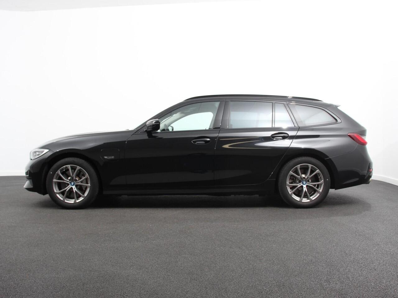 BMW 3-SERIE Touring 330e Touring Sportline PHEV AUT Climate control | Adaptieve cruise control | Parkeersensoren | Navigatie | Sfeerverlichting | Stuur + stoelverwarming | Apple Carplay/ Android Auto