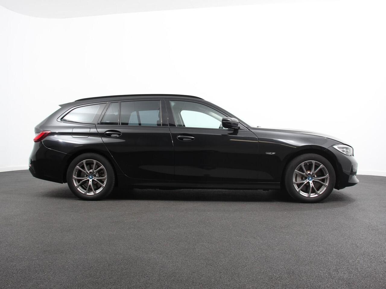 BMW 3-SERIE Touring 330e Touring Sportline PHEV AUT Climate control | Adaptieve cruise control | Parkeersensoren | Navigatie | Sfeerverlichting | Stuur + stoelverwarming | Apple Carplay/ Android Auto