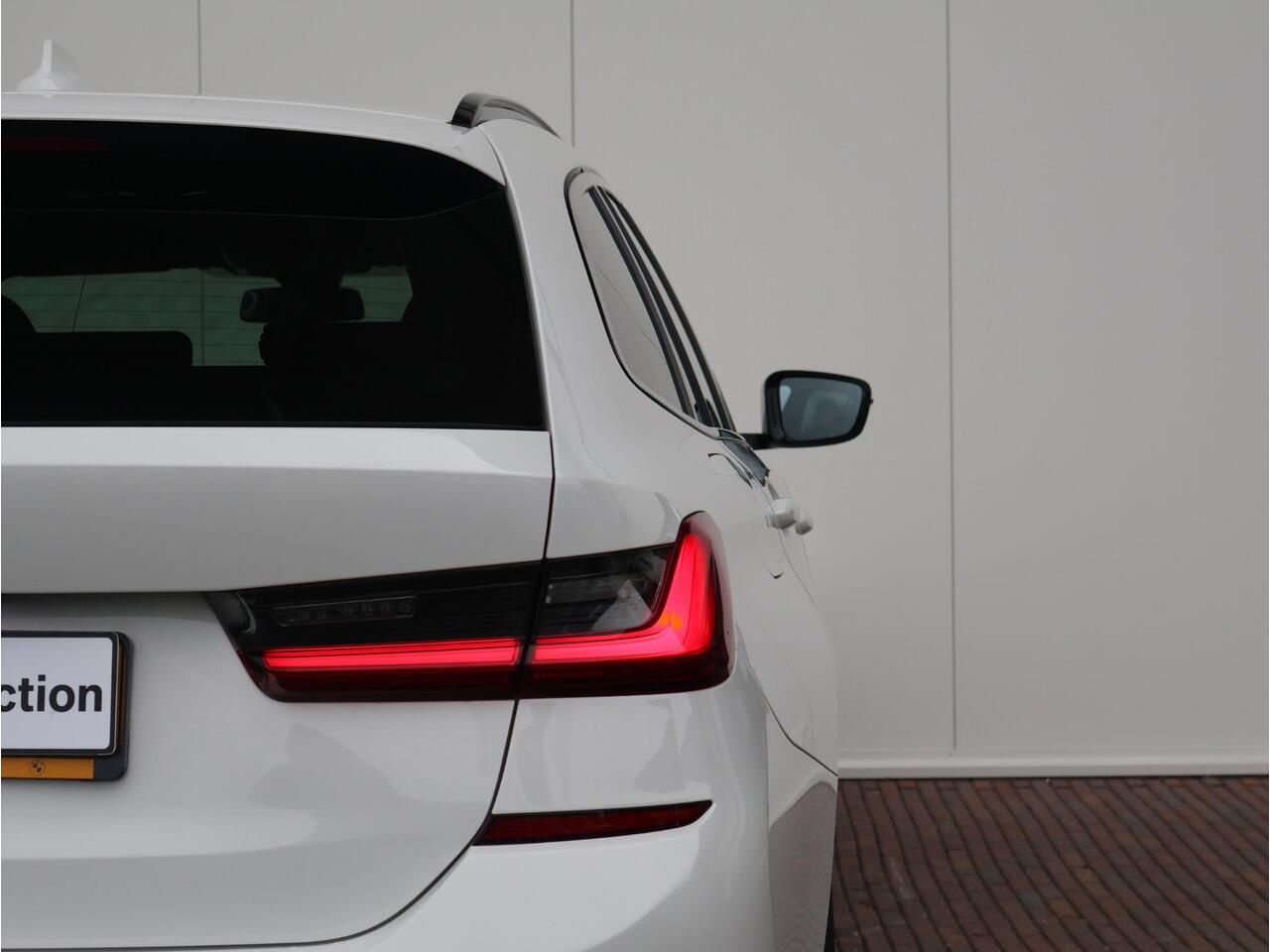 BMW 3-SERIE Touring 318i Business Edition Plus / M-Sportpakket / HIFI / Extra Getint Glas / Panoramadak / Achteruitrijcamera / 19'' /