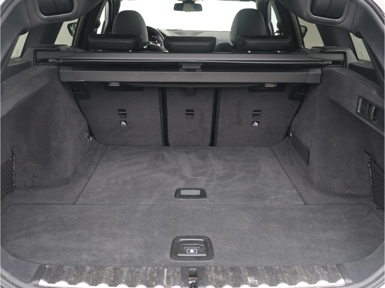 BMW 3-SERIE Touring 318i Business Edition Plus / M-Sportpakket / HIFI / Extra Getint Glas / Panoramadak / Achteruitrijcamera / 19'' /