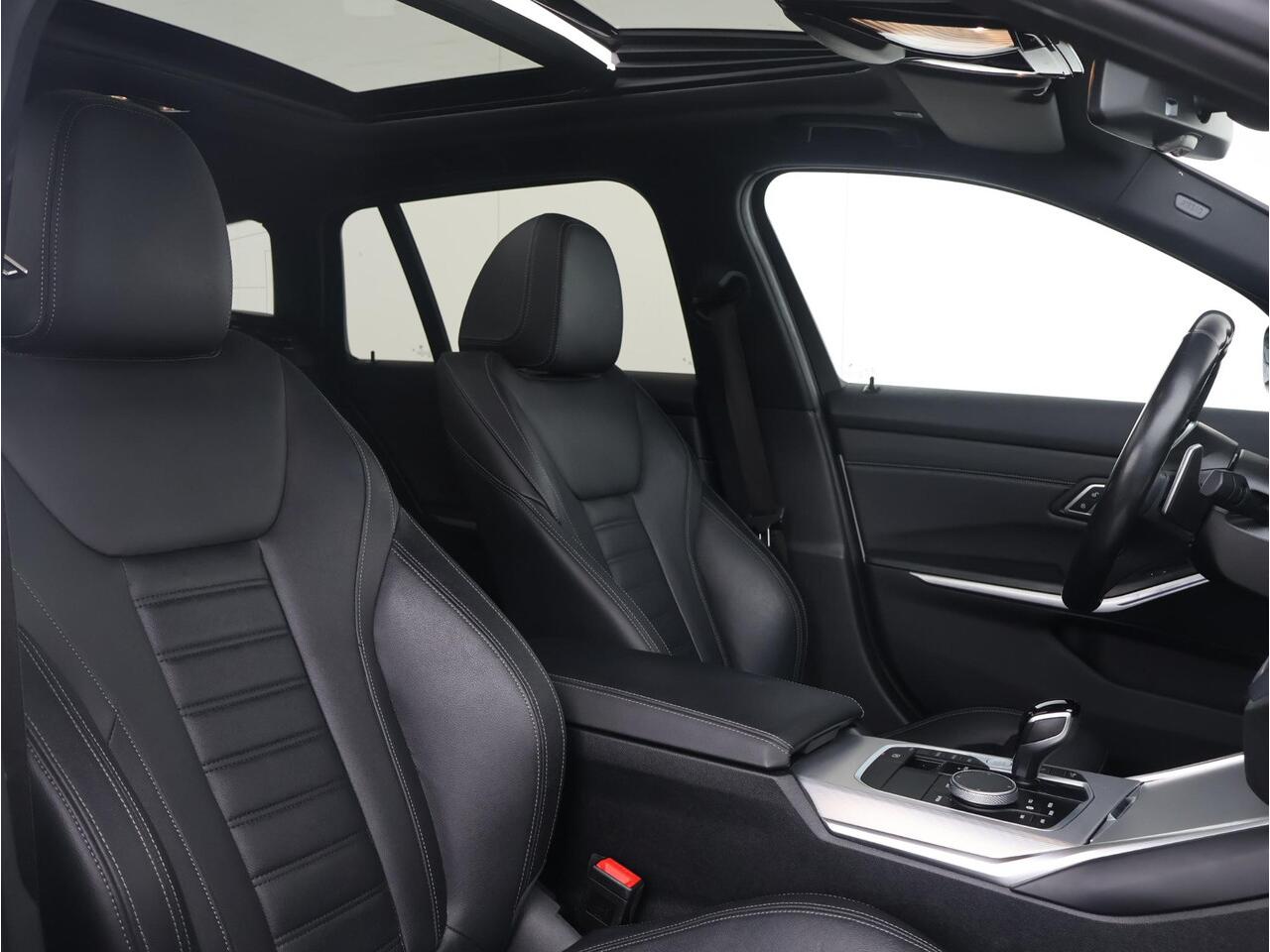 BMW 3-SERIE Touring 318i Business Edition Plus / M-Sportpakket / HIFI / Extra Getint Glas / Panoramadak / Achteruitrijcamera / 19'' /