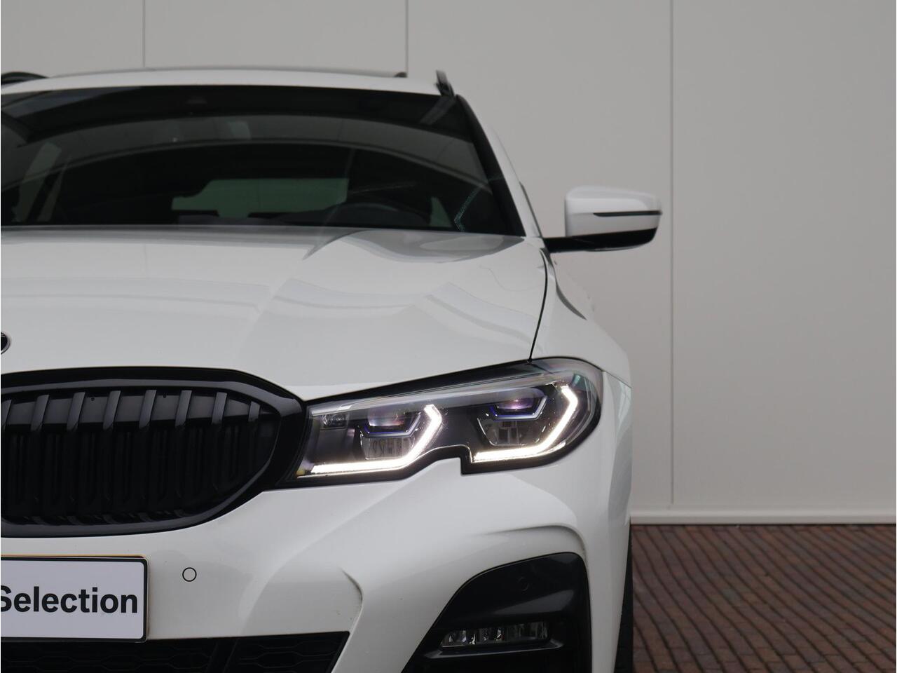 BMW 3-SERIE Touring 318i Business Edition Plus / M-Sportpakket / HIFI / Extra Getint Glas / Panoramadak / Achteruitrijcamera / 19'' /