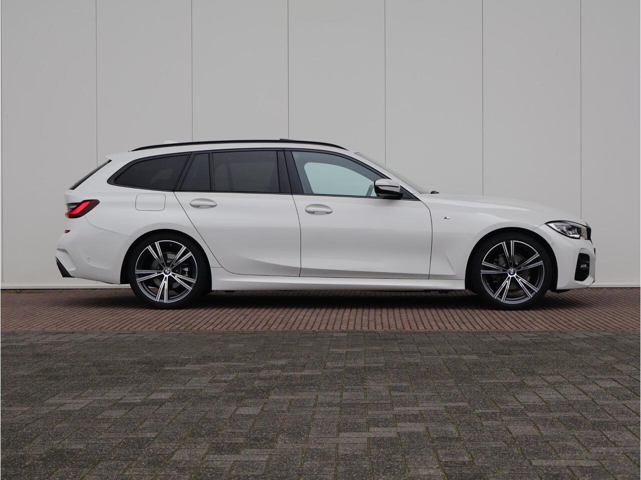 BMW 3-SERIE Touring 318i Business Edition Plus / M-Sportpakket / HIFI / Extra Getint Glas / Panoramadak / Achteruitrijcamera / 19'' /