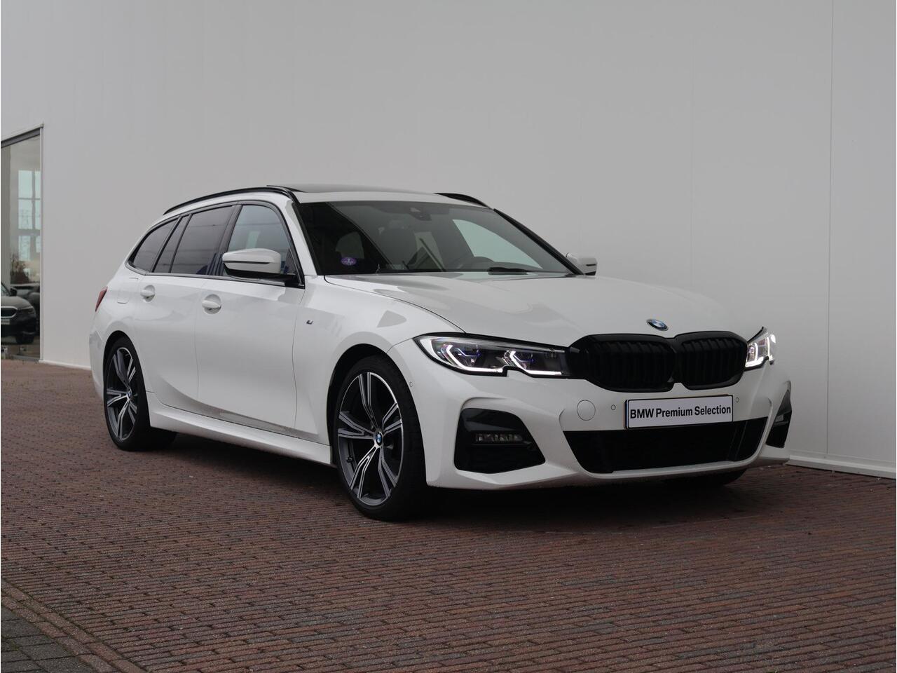 BMW 3-SERIE Touring 318i Business Edition Plus / M-Sportpakket / HIFI / Extra Getint Glas / Panoramadak / Achteruitrijcamera / 19'' /