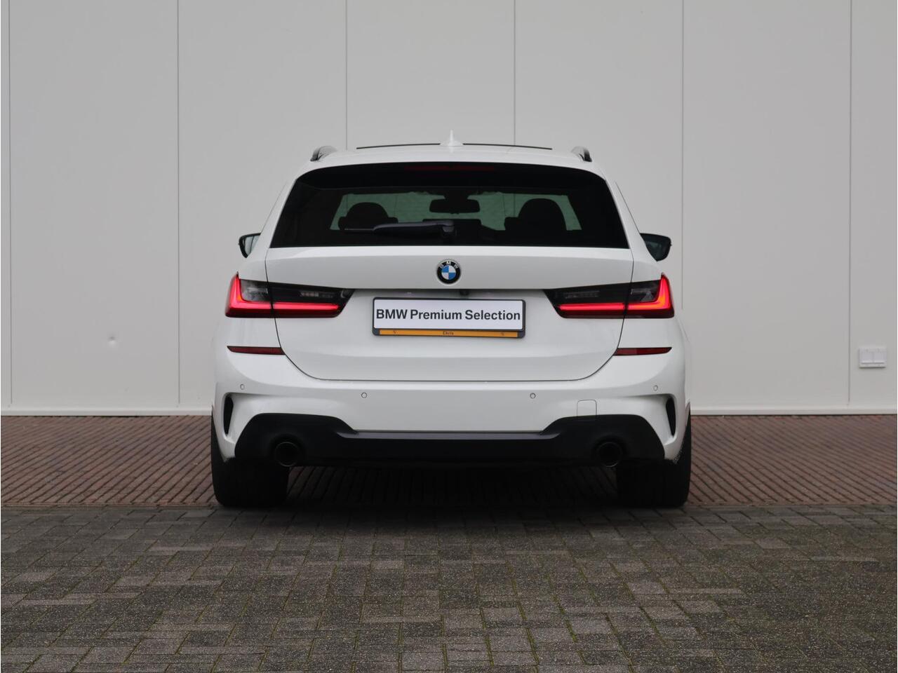 BMW 3-SERIE Touring 318i Business Edition Plus / M-Sportpakket / HIFI / Extra Getint Glas / Panoramadak / Achteruitrijcamera / 19'' /