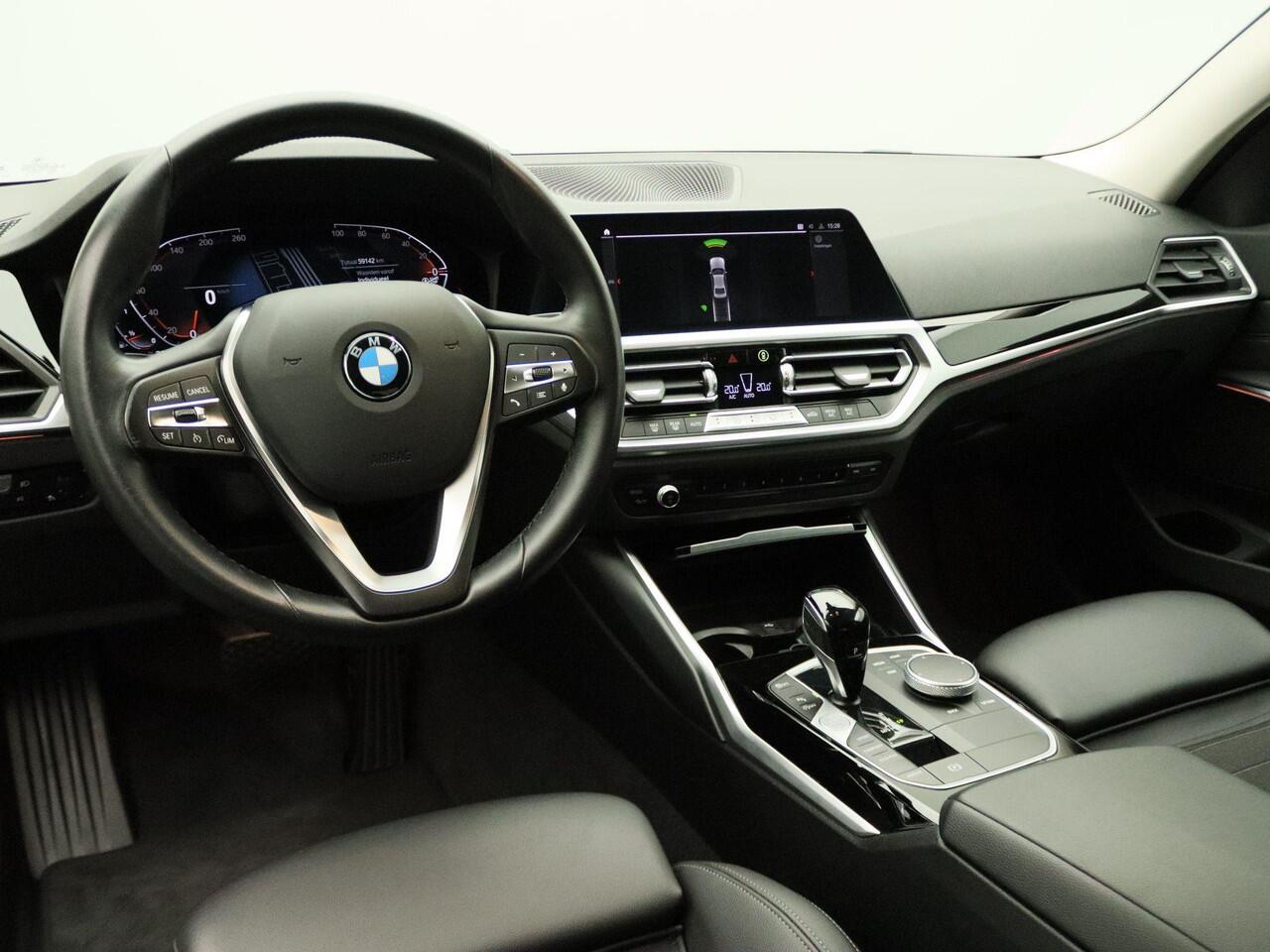 BMW 3-SERIE Sedan 318i Executive | Model Sportline | Sportstoelen | Extra Getint Glas Achter | LED Koplampen | 17''