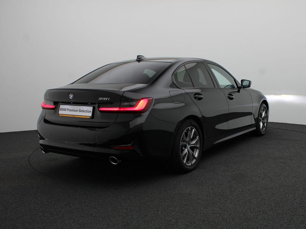 BMW 3-SERIE Sedan 318i Executive | Model Sportline | Sportstoelen | Extra Getint Glas Achter | LED Koplampen | 17''