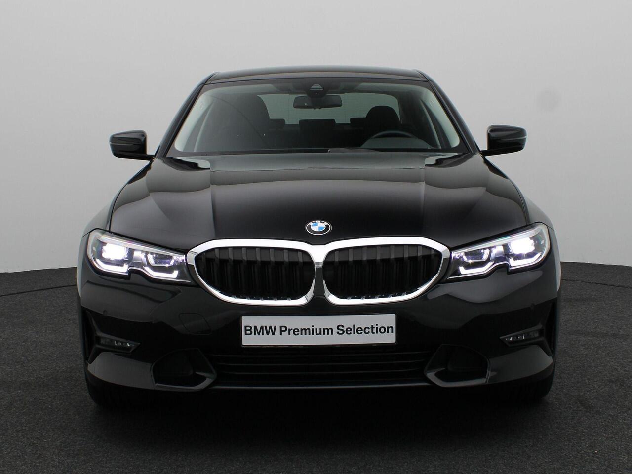 BMW 3-SERIE Sedan 318i Executive | Model Sportline | Sportstoelen | Extra Getint Glas Achter | LED Koplampen | 17''