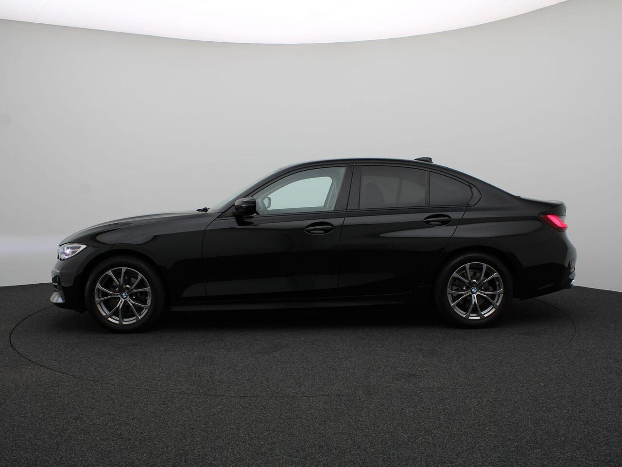 BMW 3-SERIE Sedan 318i Executive | Model Sportline | Sportstoelen | Extra Getint Glas Achter | LED Koplampen | 17''