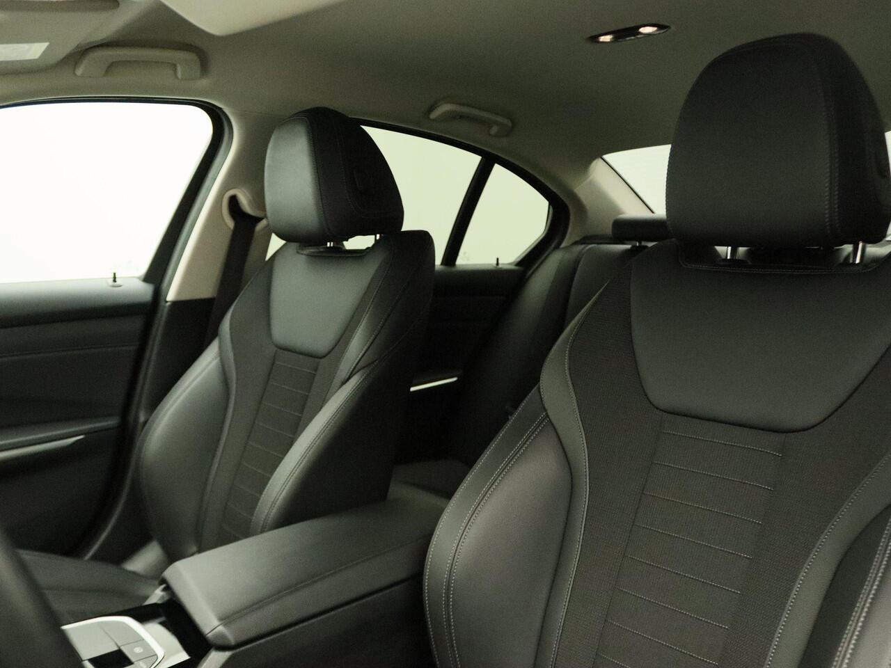 BMW 3-SERIE Sedan 318i Executive | Model Sportline | Sportstoelen | Extra Getint Glas Achter | LED Koplampen | 17''