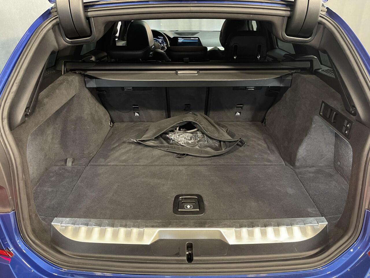 BMW 3-SERIE Touring 330e High Executive M Sport 18"/Panoramadak/Laser LED/Harman Kardon/Keyless/Head-up/360 camera/Dodehoek/Adaptieve cruise/Stoel + stuurverwarming/Adaptief M onderstel