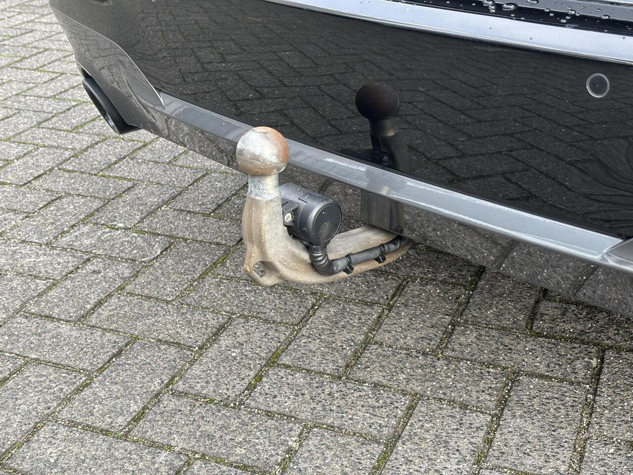 BMW 3-SERIE Touring 330i xDrive High Executive M Sport Pakket Automaat / Live Cockpit Professional / Panoramadak / Trekhaak / Leder / Apple CarPlay / Harman Kardon / 19 Inch / Shadow Line / Laserlicht / Head-Up Display / M Sportremsysteem / Adaptief M-onderstel