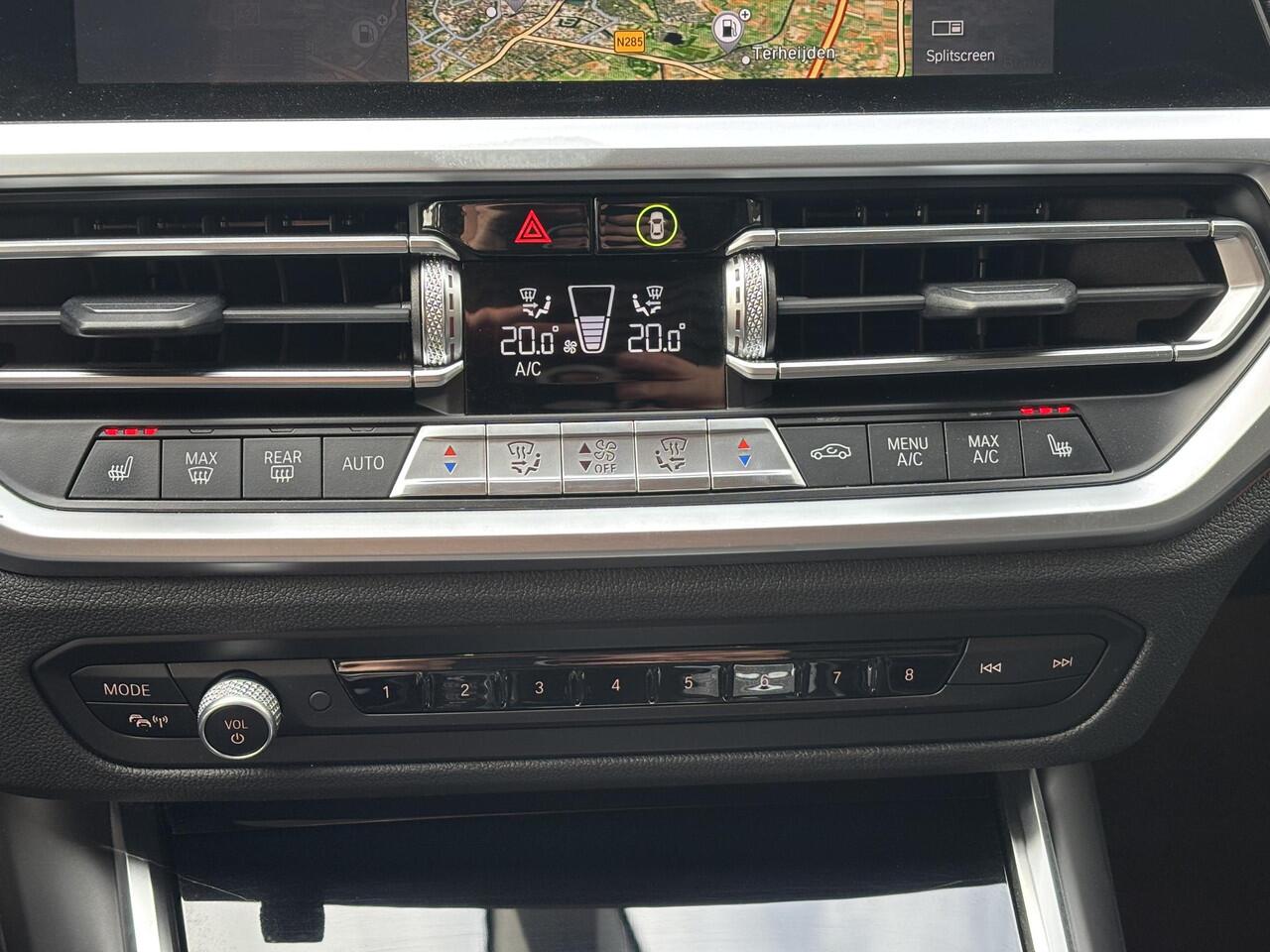 BMW 3-SERIE Touring 330i xDrive High Executive M Sport Pakket Automaat / Live Cockpit Professional / Panoramadak / Trekhaak / Leder / Apple CarPlay / Harman Kardon / 19 Inch / Shadow Line / Laserlicht / Head-Up Display / M Sportremsysteem / Adaptief M-onderstel