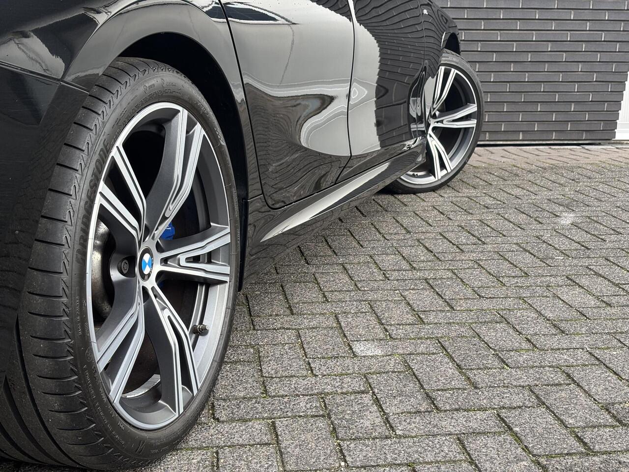 BMW 3-SERIE Touring 330i xDrive High Executive M Sport Pakket Automaat / Live Cockpit Professional / Panoramadak / Trekhaak / Leder / Apple CarPlay / Harman Kardon / 19 Inch / Shadow Line / Laserlicht / Head-Up Display / M Sportremsysteem / Adaptief M-onderstel