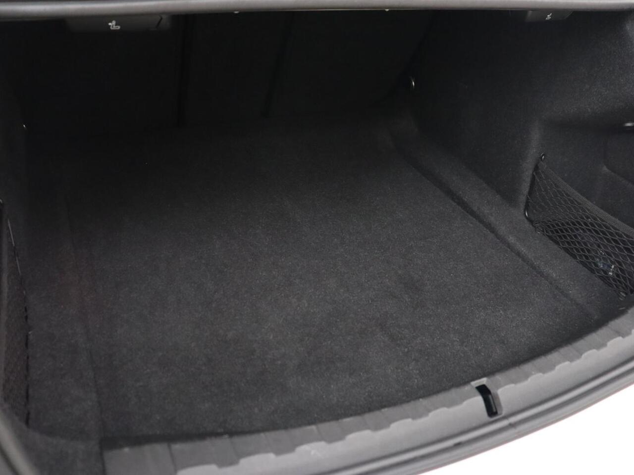 BMW 3-SERIE 318i Sport Line | Carplay | Camera | Sportstoelen | Sfeerverlichting | Live Cockpit | Navigatie | Full LED | Half leder | Park Assist | Climate control | DAB | Cruise control | Bluetooth