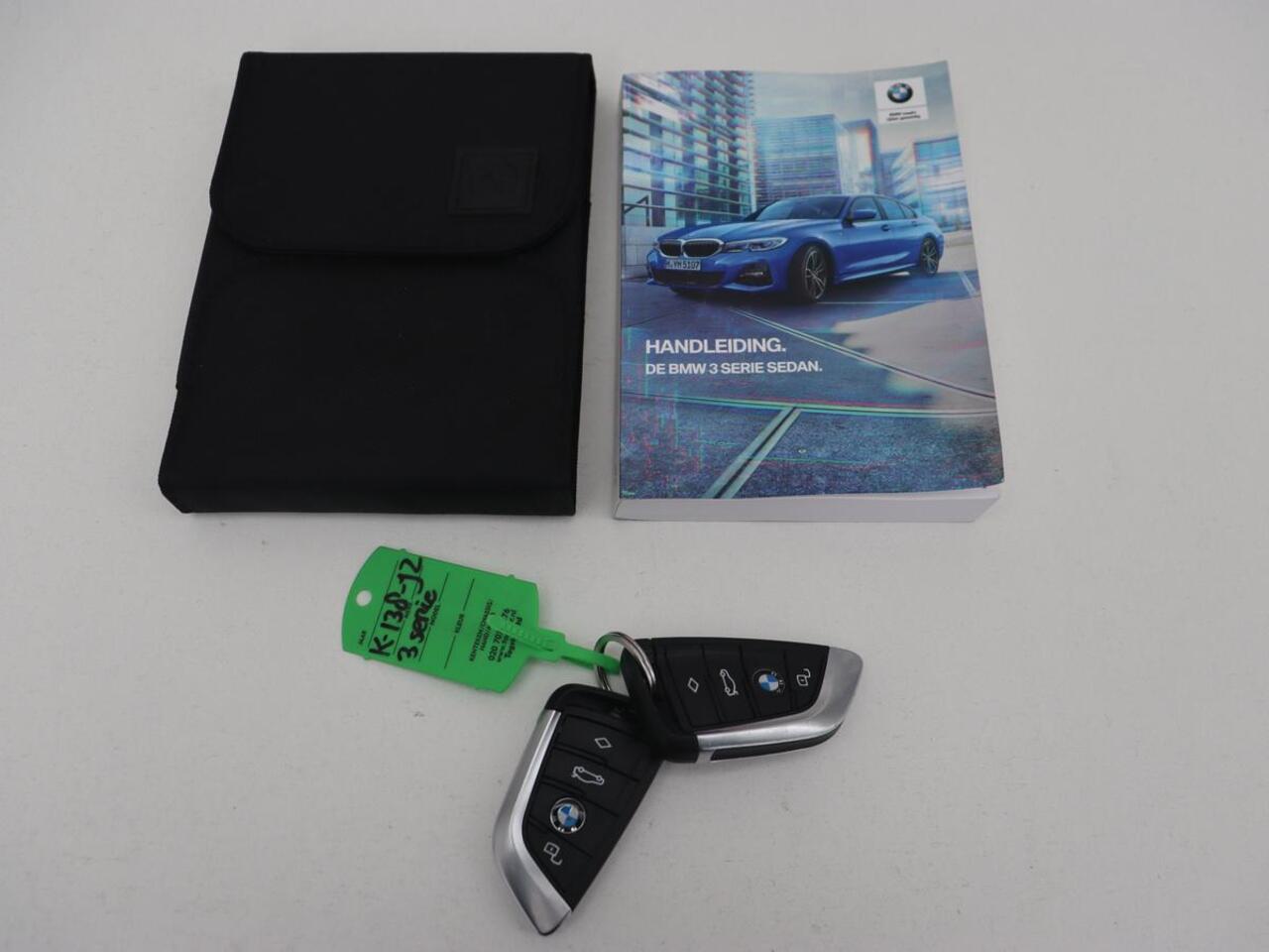 BMW 3-SERIE 318i Sport Line | Carplay | Camera | Sportstoelen | Sfeerverlichting | Live Cockpit | Navigatie | Full LED | Half leder | Park Assist | Climate control | DAB | Cruise control | Bluetooth