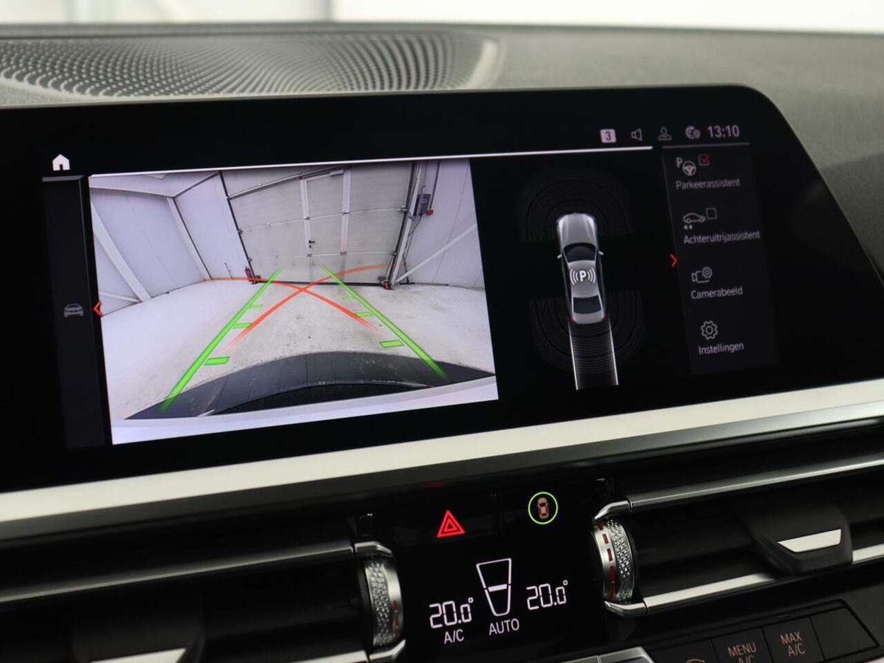 BMW 3-SERIE 318i Sport Line | Carplay | Camera | Sportstoelen | Sfeerverlichting | Live Cockpit | Navigatie | Full LED | Half leder | Park Assist | Climate control | DAB | Cruise control | Bluetooth