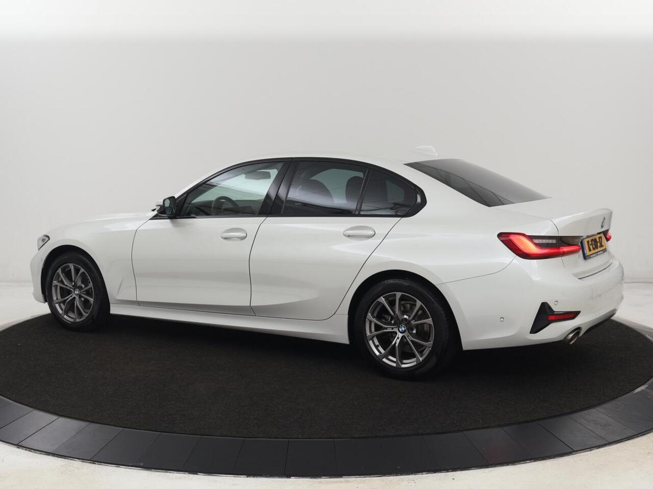 BMW 3-SERIE 318i Sport Line | Carplay | Camera | Sportstoelen | Sfeerverlichting | Live Cockpit | Navigatie | Full LED | Half leder | Park Assist | Climate control | DAB | Cruise control | Bluetooth