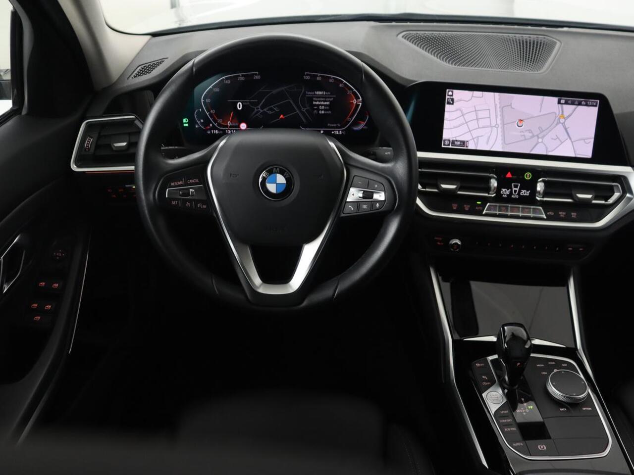 BMW 3-SERIE 318i Sport Line | Carplay | Camera | Sportstoelen | Sfeerverlichting | Live Cockpit | Navigatie | Full LED | Half leder | Park Assist | Climate control | DAB | Cruise control | Bluetooth