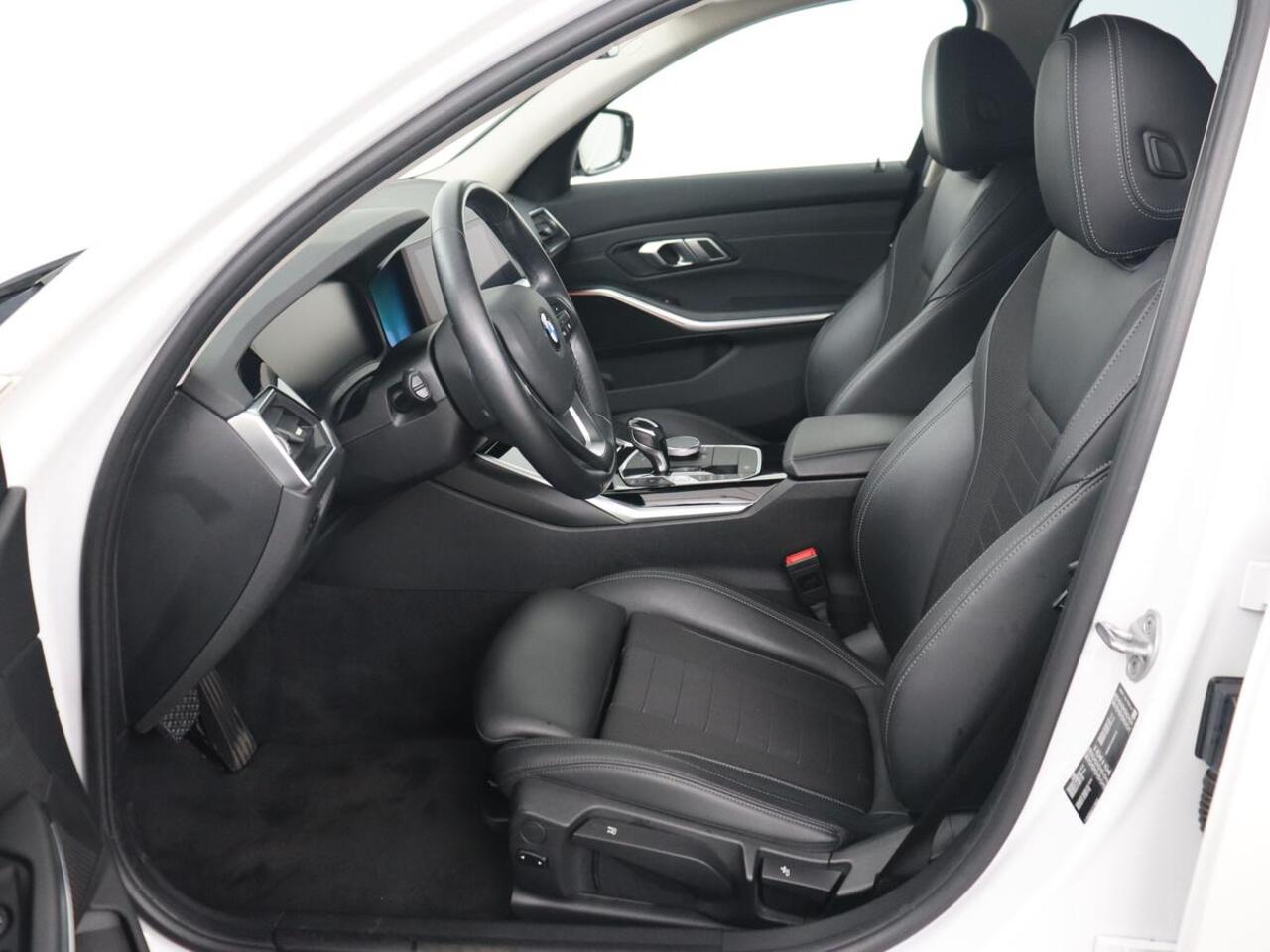 BMW 3-SERIE 318i Sport Line | Carplay | Camera | Sportstoelen | Sfeerverlichting | Live Cockpit | Navigatie | Full LED | Half leder | Park Assist | Climate control | DAB | Cruise control | Bluetooth