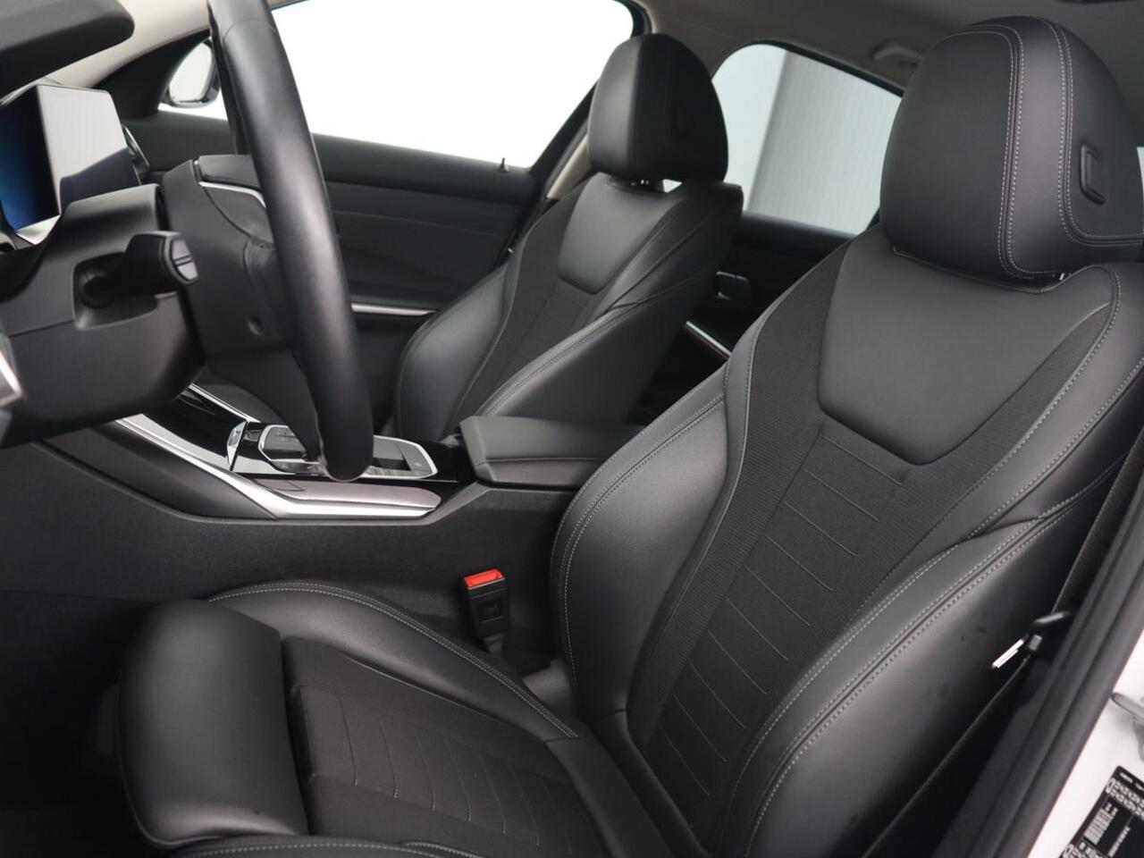 BMW 3-SERIE 318i Sport Line | Carplay | Camera | Sportstoelen | Sfeerverlichting | Live Cockpit | Navigatie | Full LED | Half leder | Park Assist | Climate control | DAB | Cruise control | Bluetooth