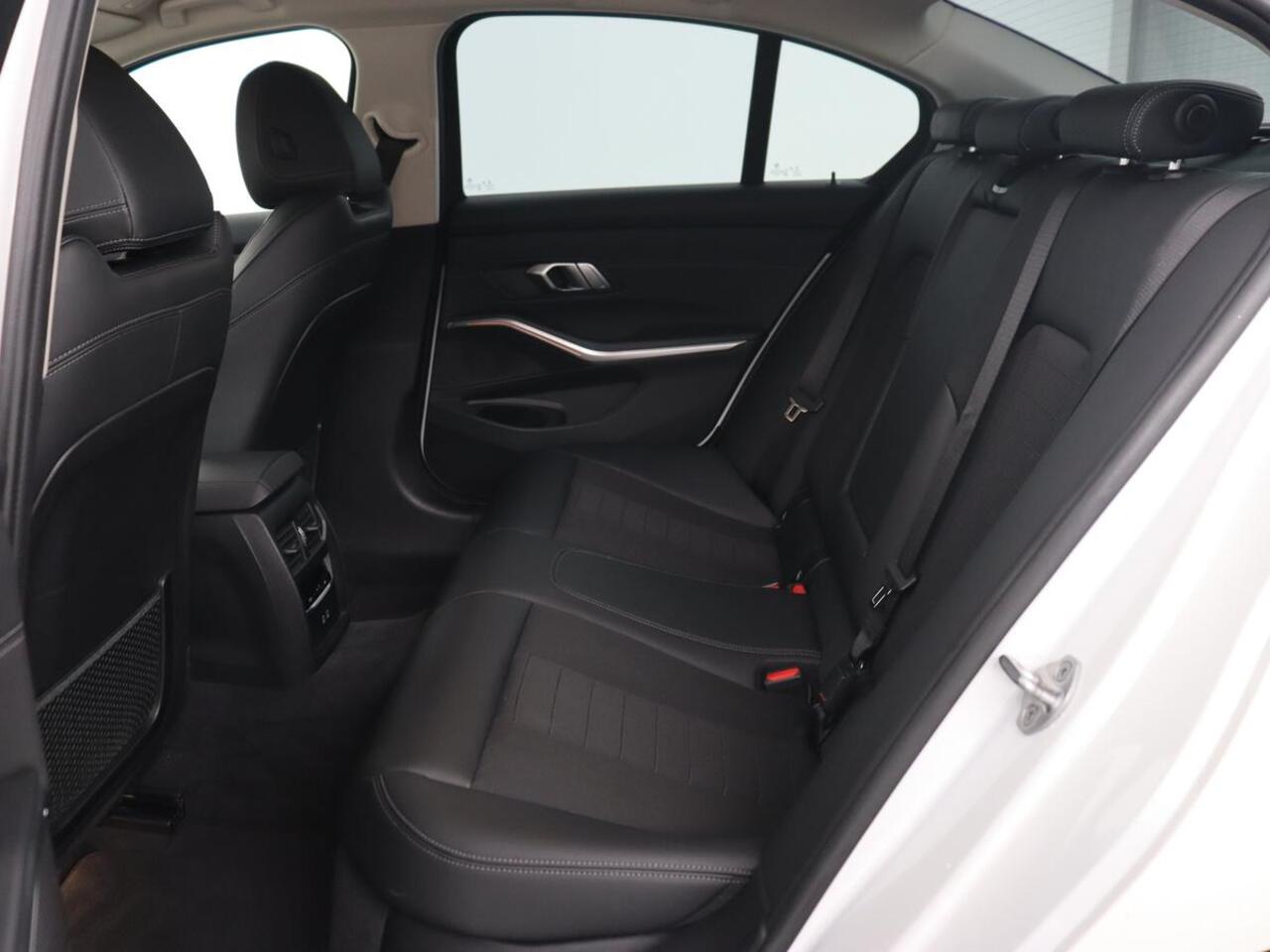 BMW 3-SERIE 318i Sport Line | Carplay | Camera | Sportstoelen | Sfeerverlichting | Live Cockpit | Navigatie | Full LED | Half leder | Park Assist | Climate control | DAB | Cruise control | Bluetooth