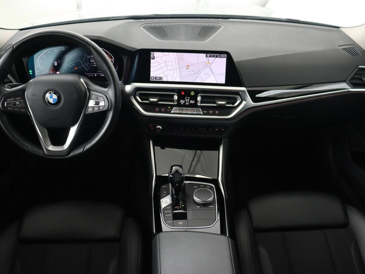 BMW 3-SERIE 318i Sport Line | Carplay | Camera | Sportstoelen | Sfeerverlichting | Live Cockpit | Navigatie | Full LED | Half leder | Park Assist | Climate control | DAB | Cruise control | Bluetooth