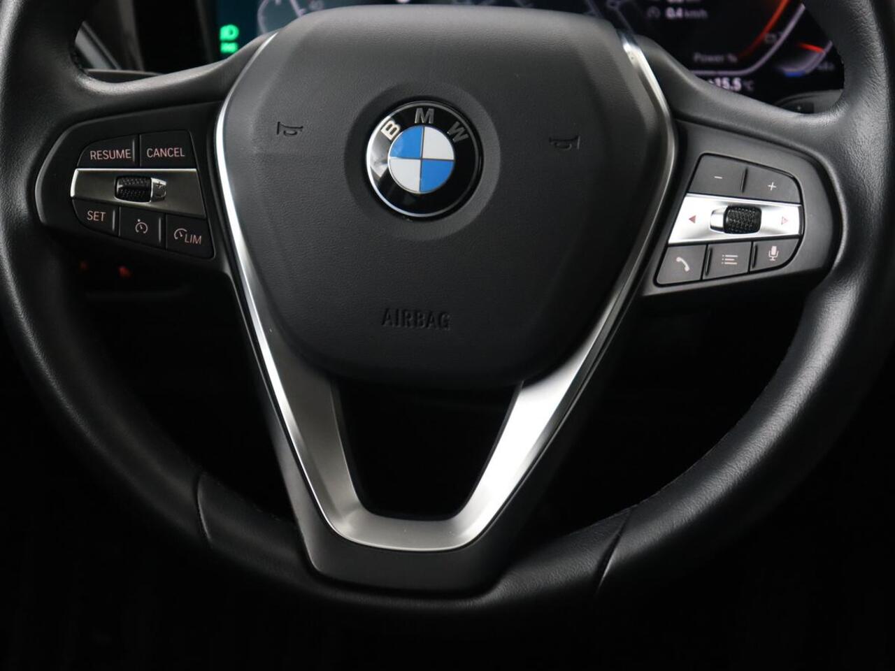 BMW 3-SERIE 318i Sport Line | Carplay | Camera | Sportstoelen | Sfeerverlichting | Live Cockpit | Navigatie | Full LED | Half leder | Park Assist | Climate control | DAB | Cruise control | Bluetooth