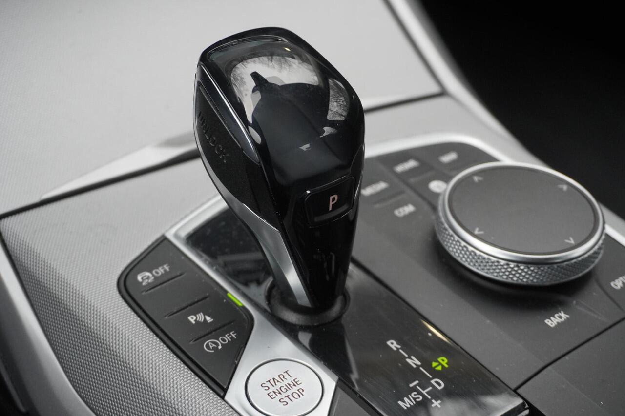 BMW 3-SERIE Sedan 318i Executive | Alarmsysteem klasse 3 | Park Distance Control voor/achter