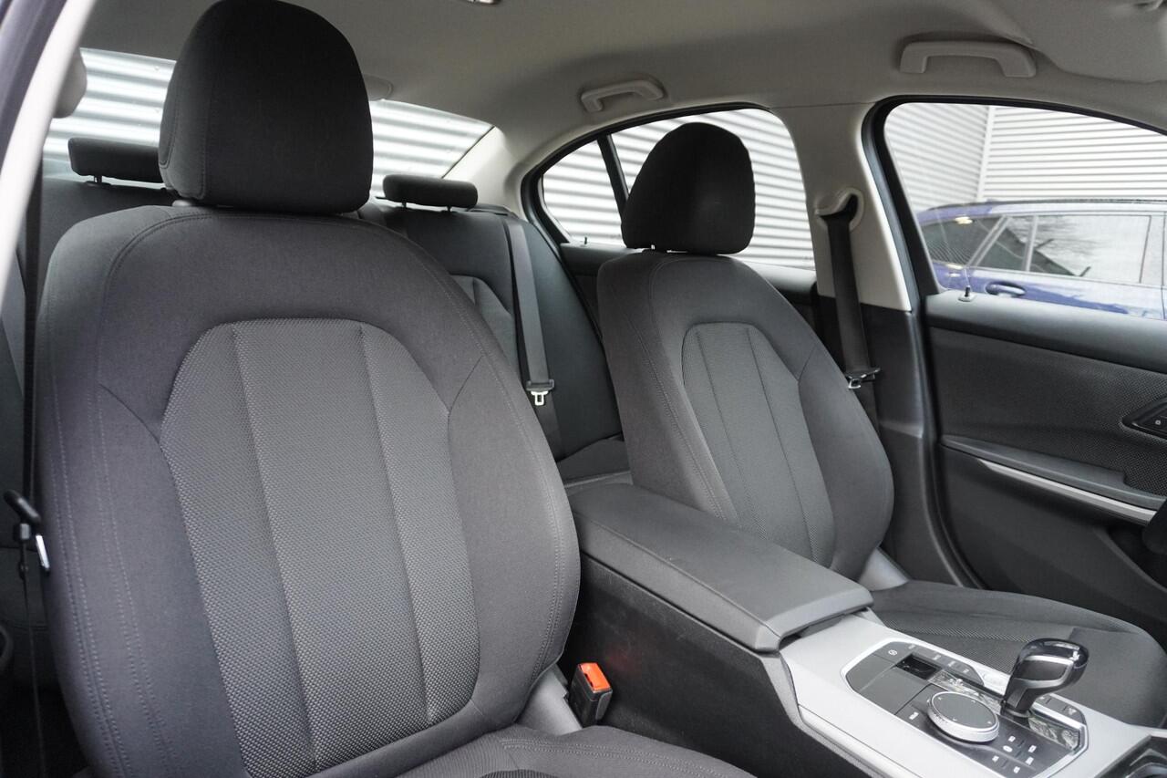 BMW 3-SERIE Sedan 318i Executive | Alarmsysteem klasse 3 | Park Distance Control voor/achter