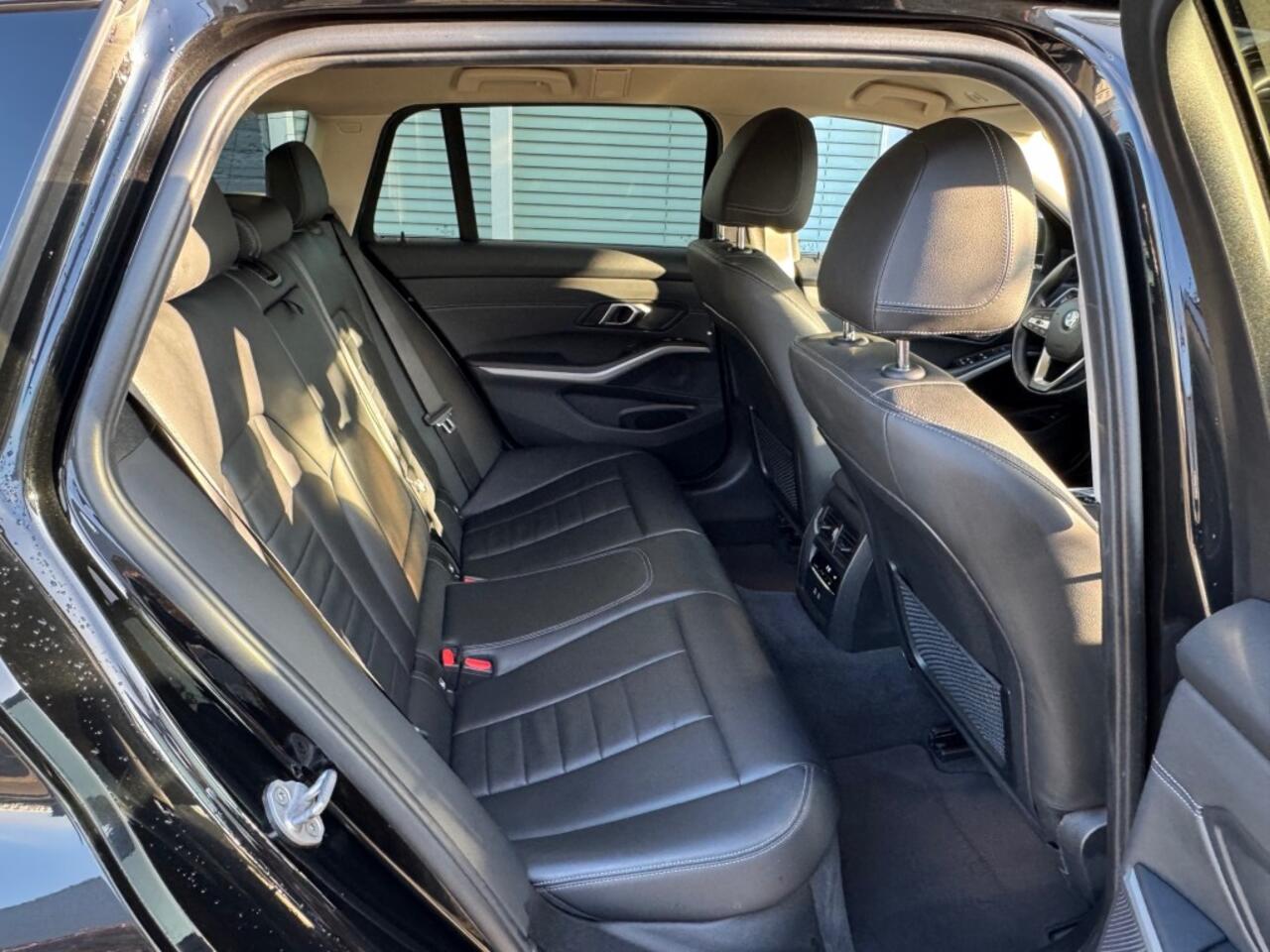 BMW 3-SERIE 318I Touring Autom. Business Edit. + Leder + Led + Navi + D-glas