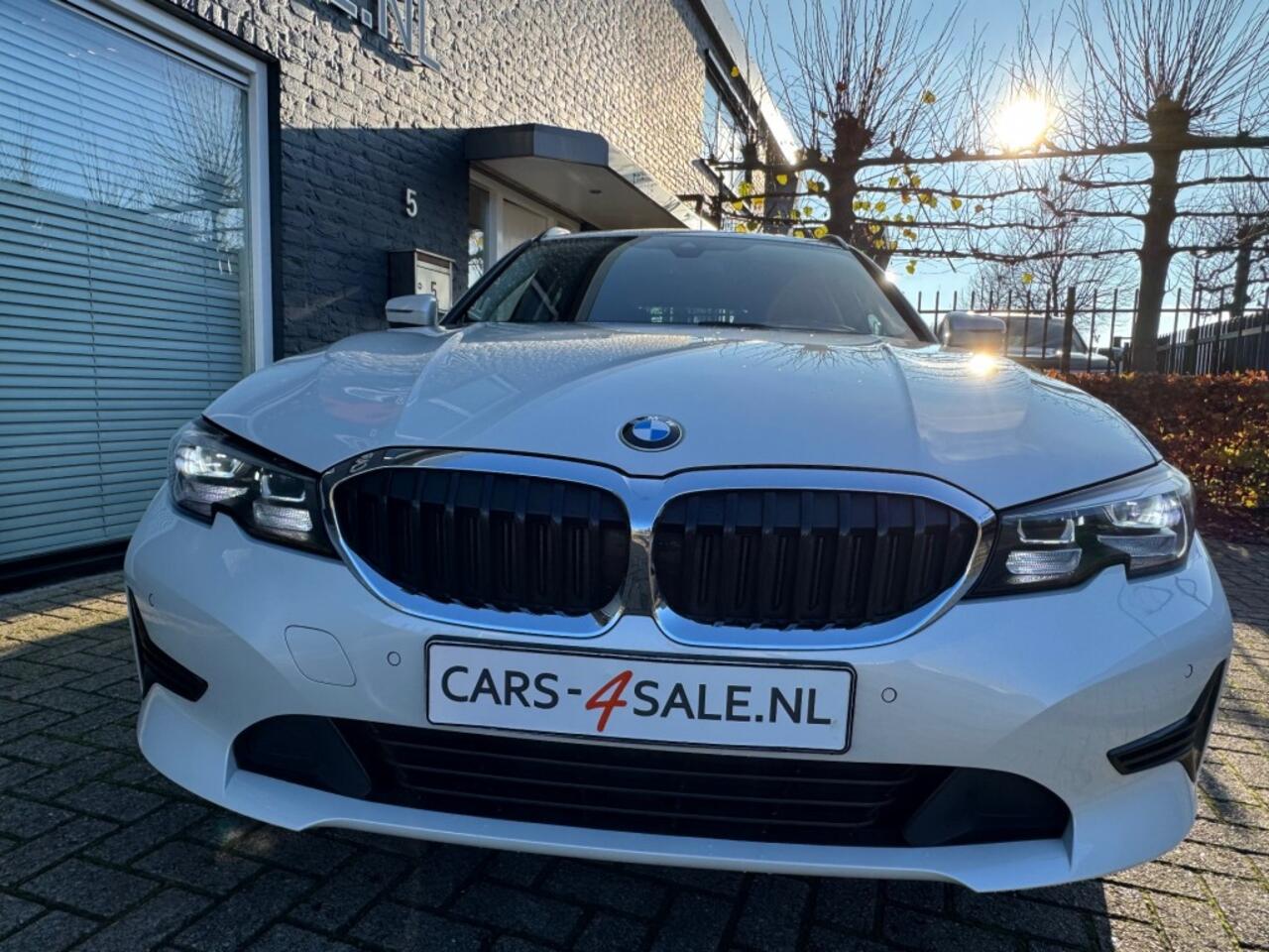 BMW 3-SERIE 318I Touring Autom. Business Edit. + Camera + Led + Navi + D-glas