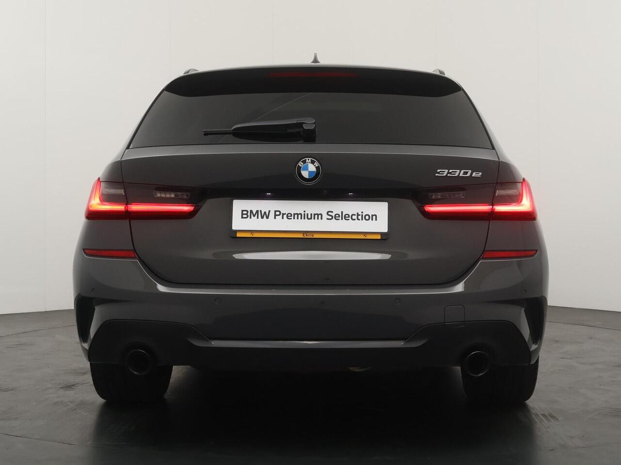 BMW 3-SERIE Touring 330e High Executive | Glazen Panoramadak | Active Cruise Control | Trekhaak Elektrisch | Laserlight | Leder met stoelverwarming | Head-Up Dipslay |