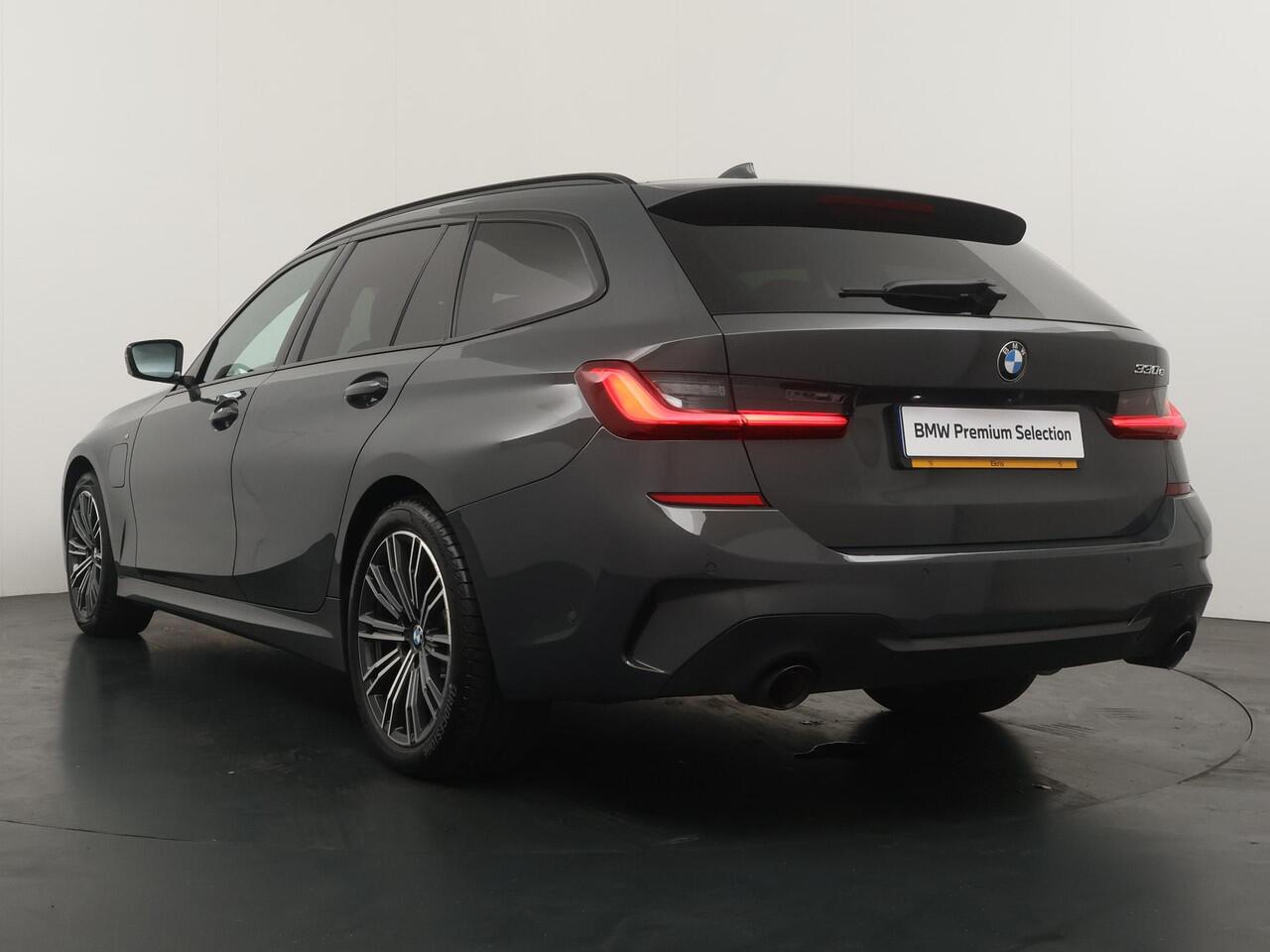 BMW 3-SERIE Touring 330e High Executive | Glazen Panoramadak | Active Cruise Control | Trekhaak Elektrisch | Laserlight | Leder met stoelverwarming | Head-Up Dipslay |