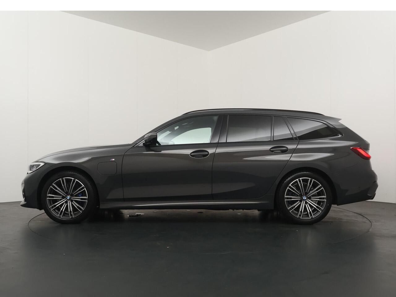 BMW 3-SERIE Touring 330e High Executive | Glazen Panoramadak | Active Cruise Control | Trekhaak Elektrisch | Laserlight | Leder met stoelverwarming | Head-Up Dipslay |