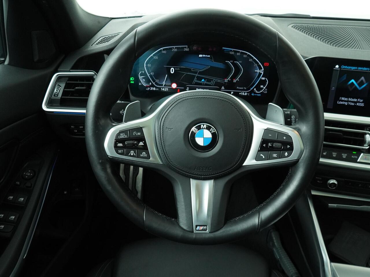 BMW 3-SERIE Touring 330e High Executive | Glazen Panoramadak | Active Cruise Control | Trekhaak Elektrisch | Laserlight | Leder met stoelverwarming | Head-Up Dipslay |