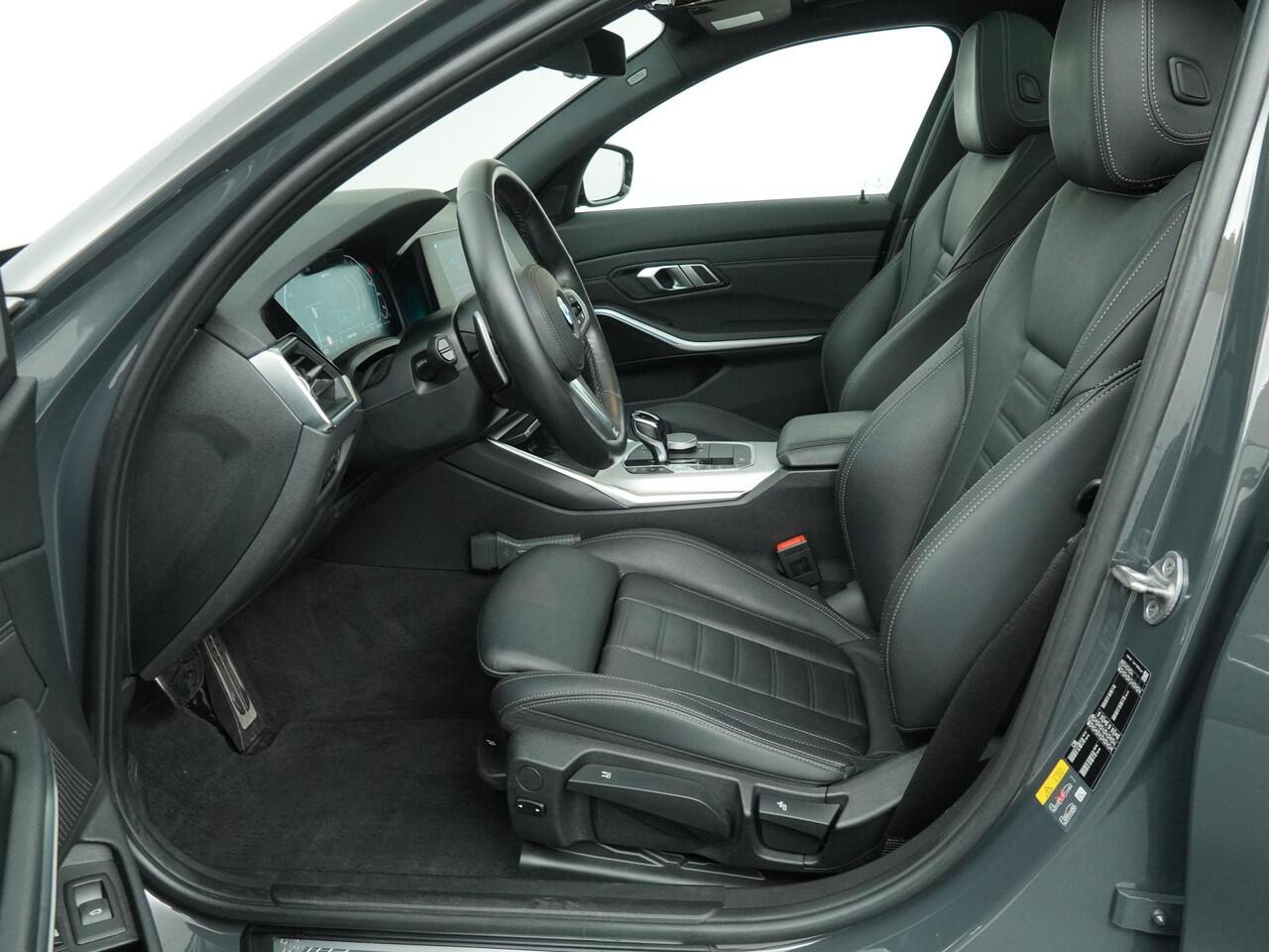 BMW 3-SERIE Touring 330e High Executive | Glazen Panoramadak | Active Cruise Control | Trekhaak Elektrisch | Laserlight | Leder met stoelverwarming | Head-Up Dipslay |