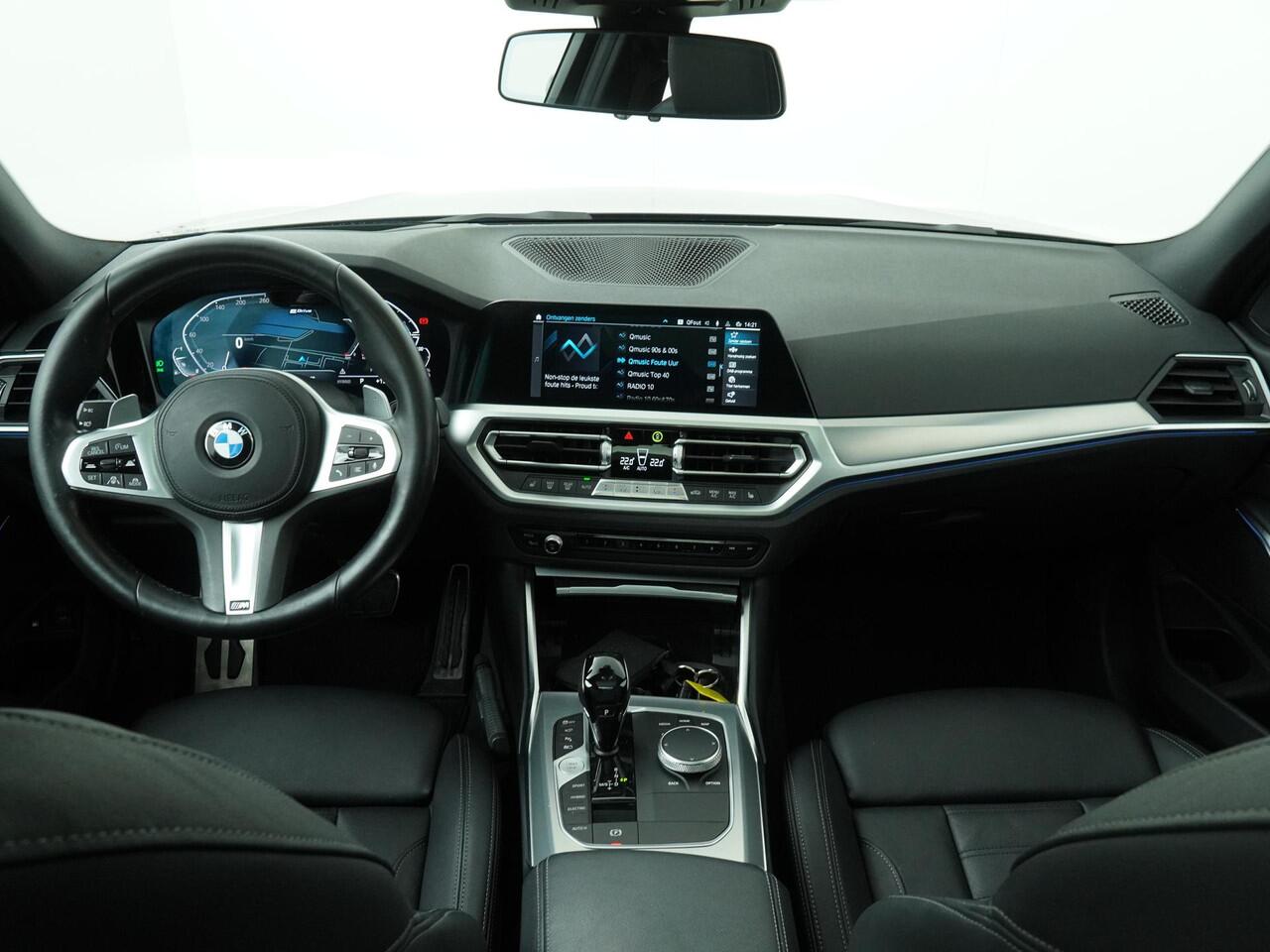 BMW 3-SERIE Touring 330e High Executive | Glazen Panoramadak | Active Cruise Control | Trekhaak Elektrisch | Laserlight | Leder met stoelverwarming | Head-Up Dipslay |