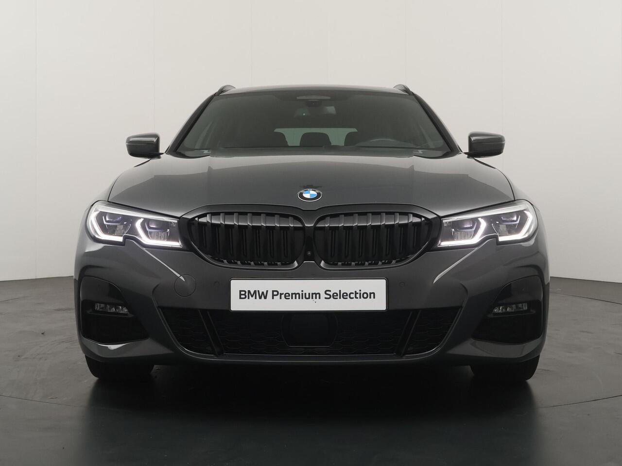 BMW 3-SERIE Touring 330e High Executive | Glazen Panoramadak | Active Cruise Control | Trekhaak Elektrisch | Laserlight | Leder met stoelverwarming | Head-Up Dipslay |