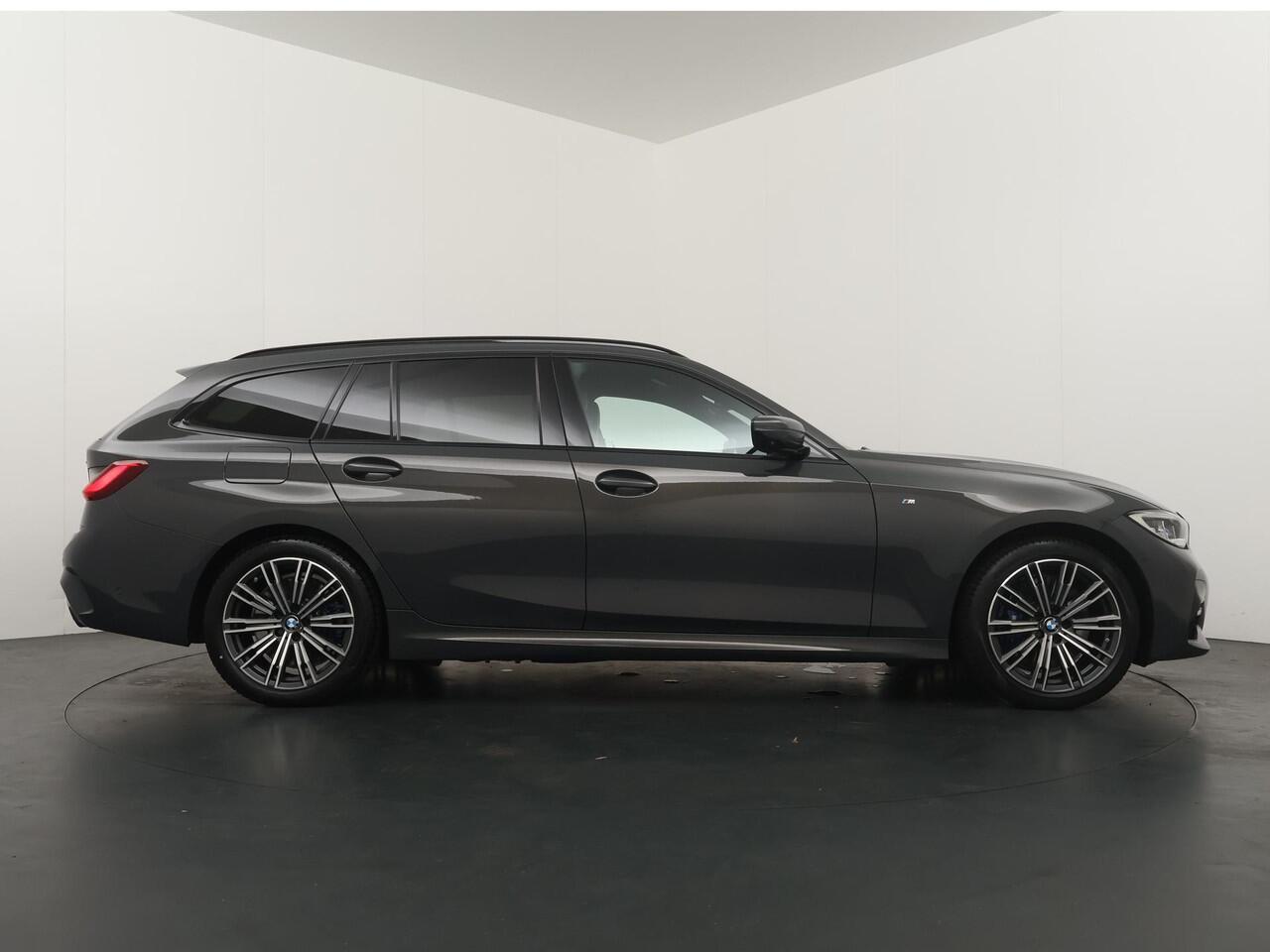 BMW 3-SERIE Touring 330e High Executive | Glazen Panoramadak | Active Cruise Control | Trekhaak Elektrisch | Laserlight | Leder met stoelverwarming | Head-Up Dipslay |