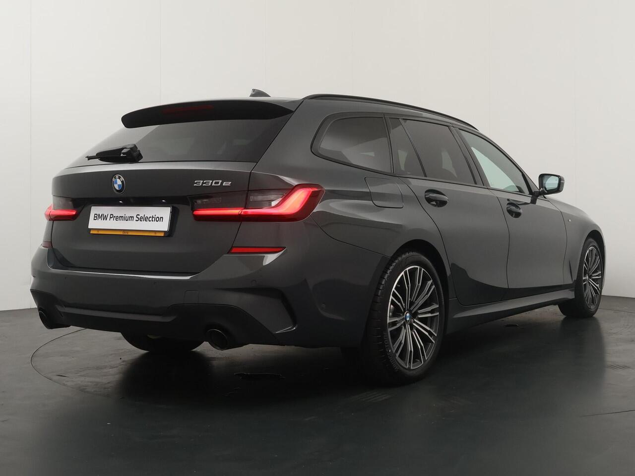 BMW 3-SERIE Touring 330e High Executive | Glazen Panoramadak | Active Cruise Control | Trekhaak Elektrisch | Laserlight | Leder met stoelverwarming | Head-Up Dipslay |