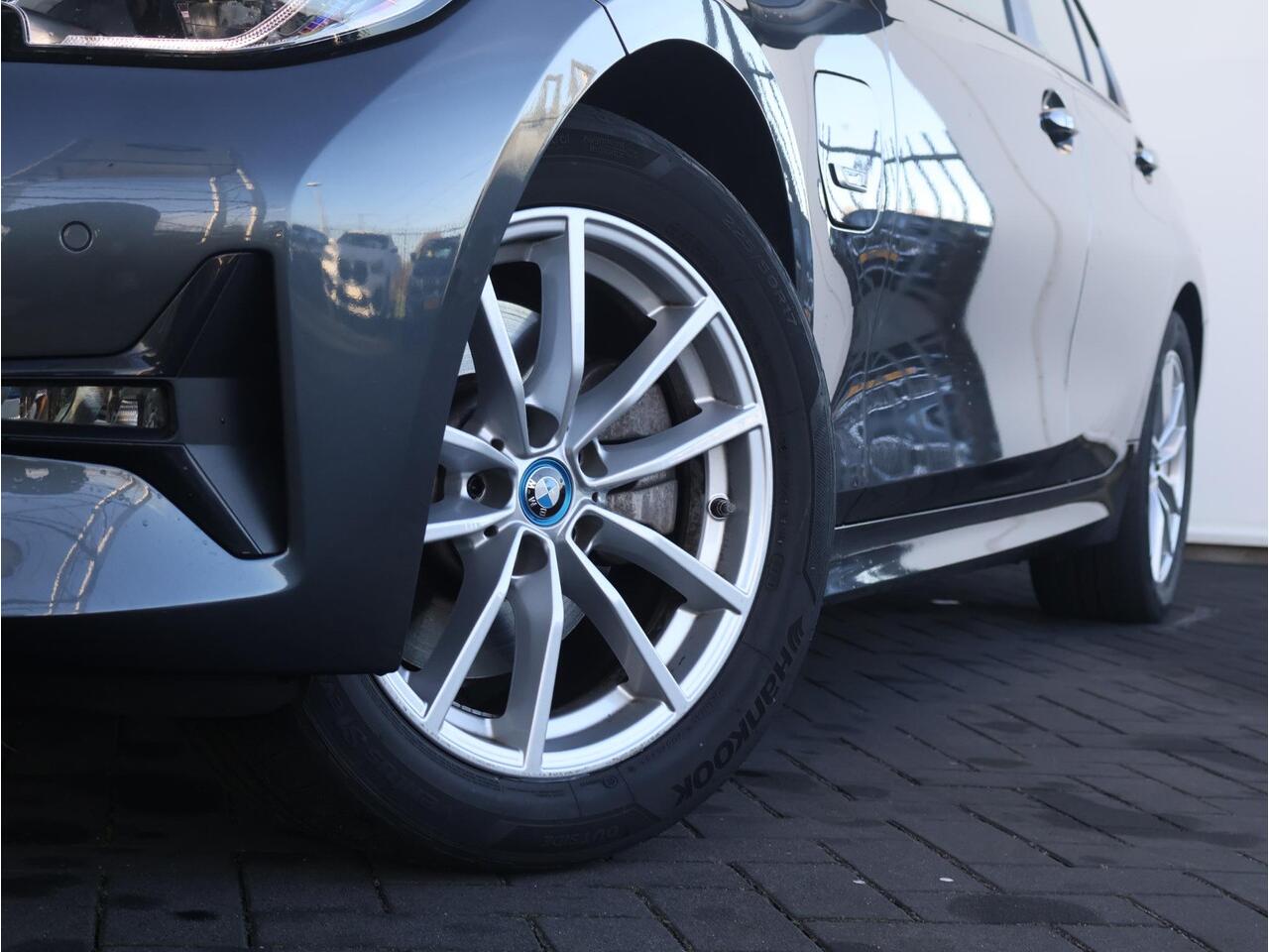 BMW 3-SERIE 320e Business Edition Plus / Lederen Bekleding / Stoelverwarming / Sportstoelen / 17 '' /