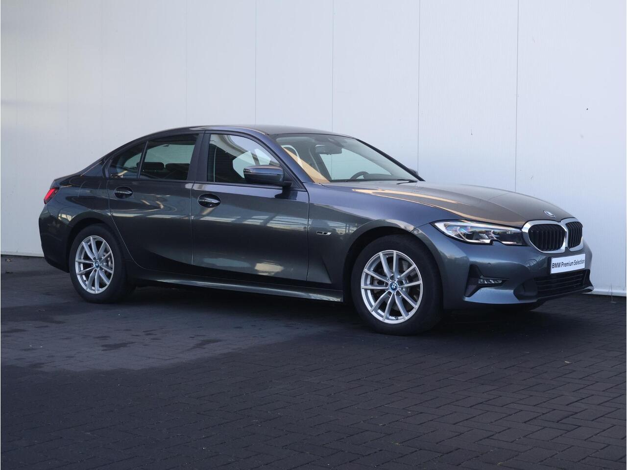 BMW 3-SERIE 320e Business Edition Plus / Lederen Bekleding / Stoelverwarming / Sportstoelen / 17 '' /