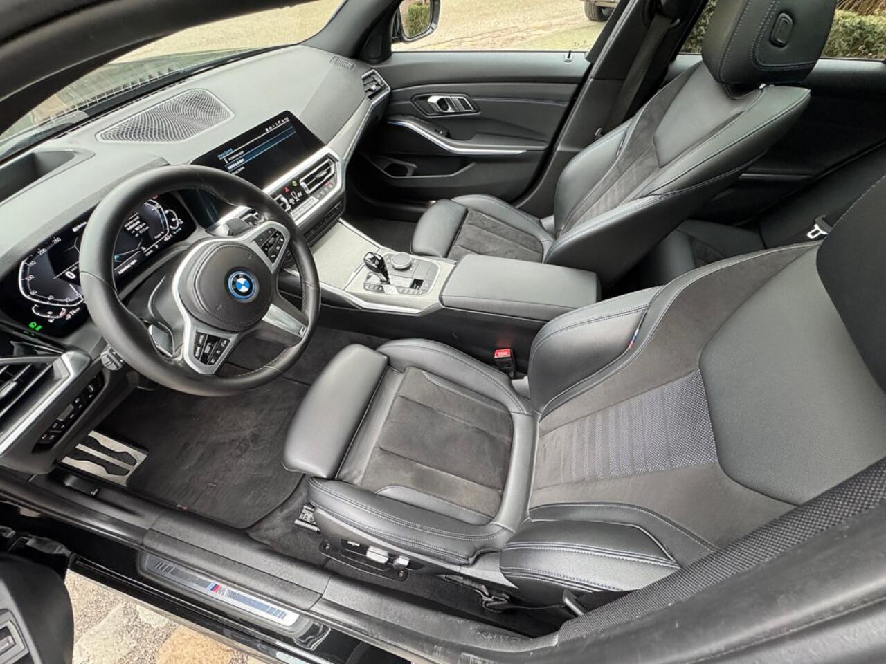 BMW 3-SERIE 330 e touring XDrive M-sport autom 1/2leer,panodak,headup,trekhaak,lmv,laserled,navi