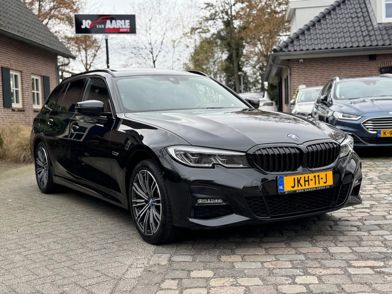 BMW 3-SERIE 330 e touring XDrive M-sport autom 1/2leer,panodak,headup,trekhaak,lmv,laserled,navi