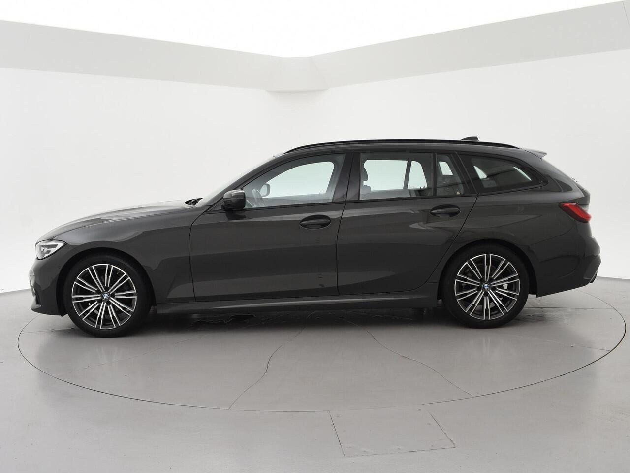 BMW 3-SERIE Touring 318i AUT. M-SPORT DRAVITGRAU + SPORTSTOELEN | CAMERA | MEMORY | HIFI | SFEERVERLICHTING | CARPLAY