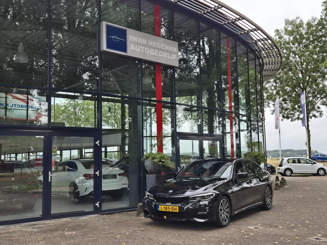 BMW 3-SERIE 318i High Executive | M Sport Pack | PDC+Camera | Climate | Panoramadak | Leder |