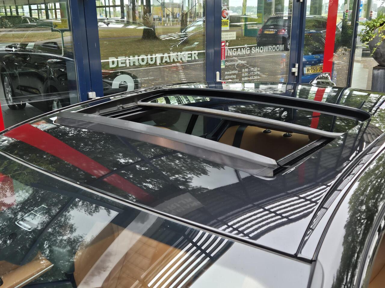 BMW 3-SERIE 318i High Executive | M Sport Pack | PDC+Camera | Climate | Panoramadak | Leder |