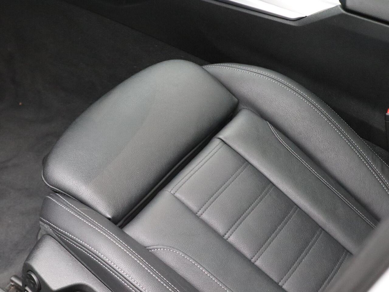 BMW 3-SERIE 320e Touring High Executive | Luxury Line | Parking Pack | Achteruitrijcamera | Panoramadak | Sportstoelen | Head-Up Display | 17"