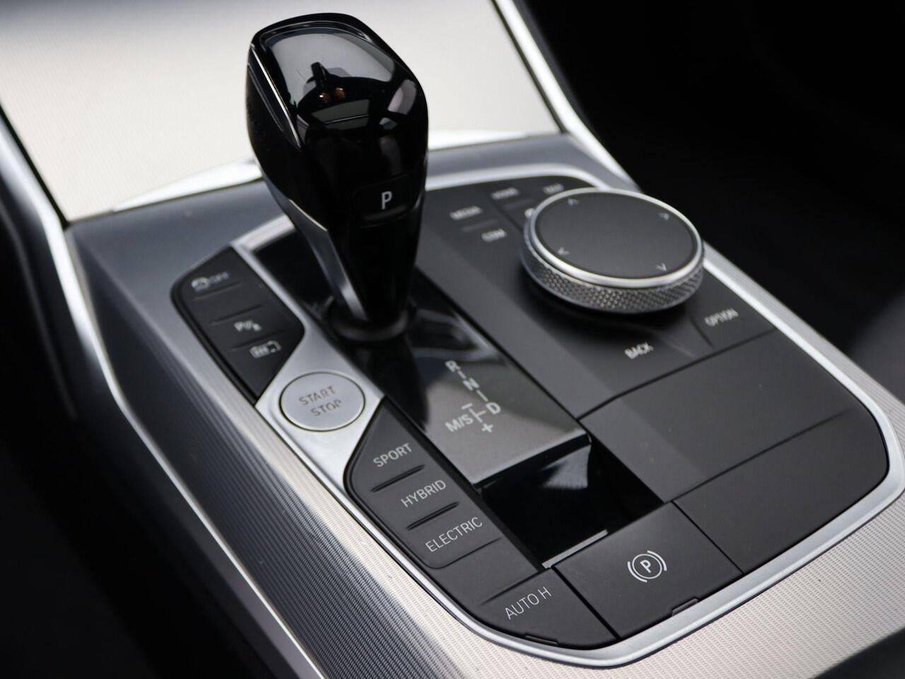 BMW 3-SERIE 320e Touring High Executive | Luxury Line | Parking Pack | Achteruitrijcamera | Panoramadak | Sportstoelen | Head-Up Display | 17"